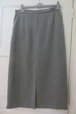 Jupe mi-longue grise, dessin