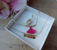 Lot de trois bracelets fantaisie métal doré et coquillages neufs