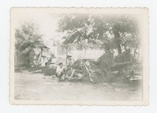 PHOTO amateur photographie  SNAPSHOT vers 1930, femme assise sur moto ancienne