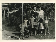 PHoto de dames avec enfants Petit Vélo dans jardin A identifier