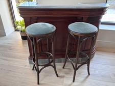 comptoir de bar ancien dessus marbre et ses 2 tabourets