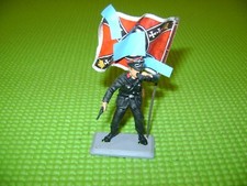 PLASTIC SOLDIER GERMAN PANZER DIVISION WW2 BINOCULARS, WEAPON AND FLAG