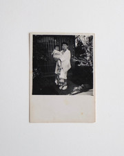 Jeune femme porte bébé dans