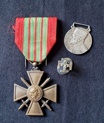 Lot médailles insigne croix - lot,