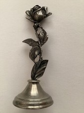 Rose sur socle en étain