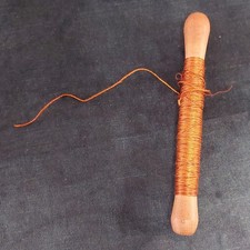 Bobine en bois avec fil de