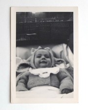 Bébé landeau souriant flou