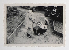 Filles jardin poussette