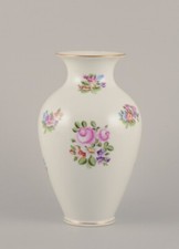 Herend, Hungary. Grand vase en porcelaine peint à la main avec des motifs flo...