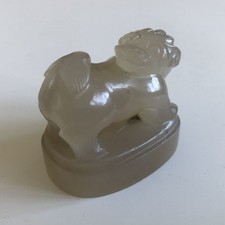 CHINE Petit sujet au lion/chien de Fô en jade céladon 