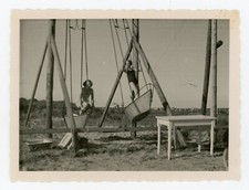 PHOTO Snapshot amateur, été jeu maillot de bain ancien balançoire forme bateau