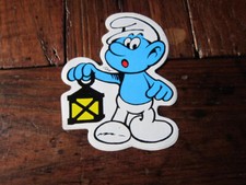 AUTOCOLLANT  SCHTROUMPF A LA LANTERNE ANNEE 1978