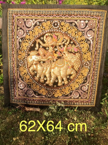 Une grande tapisserie brodée