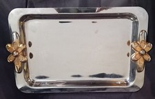 Joli plateau rectangulaire en métal argenté à décor de fleurs dorées