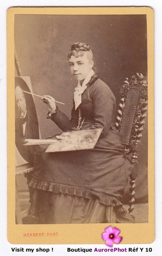 Femme artiste peintre devant - femme,