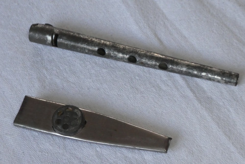Anciens sifflets tôle ou - en,