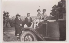 PHOTOGRAPHIE ANCIENNE JEUNES ENFANTS SUR LE CAPOT D'UNE VIEILLE AUTOMOBILE