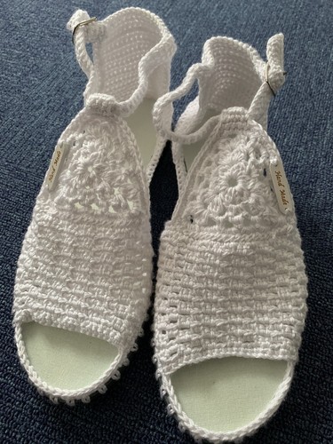 Sandales neuves faites maison