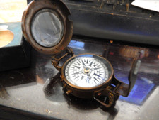 BOUSSOLE MILITAIRE DE VISEE EN LAITON MASSIF DANS SA BOITE D'ORIGINE NEUVE