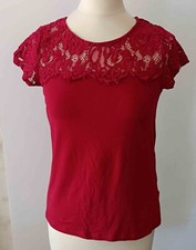 t-shirt rouge sang foncé