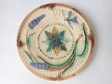 Assiette a dessert en barbotine  19 ème /décor de fleur de muscari et papillon