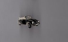 pin's voiture Volkswagen coccinelle (signé démons et merveilles) l: 2,3 cm