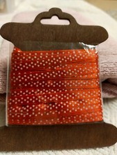 ruban galon a petit poids rouge et  blanc sur plaque de bois largeur 8 mm