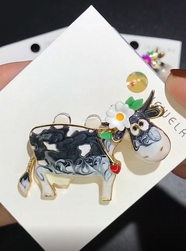 Broche bijou imitation - , vache