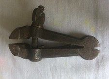 ancien etau a main en fer