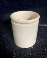 Pot ancien faience blanche .