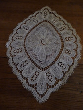 Linge ancien Joli napperon en dentelle  ( ref 13 )