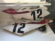 UNE PAIRE DE PLASTIQUE CACHE