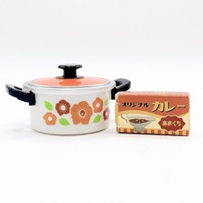 Mini figurine orange pot à