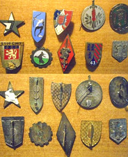 INSIGNES MILITAIRES – LOT DE