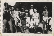 ANTIQUE PHOTO - VINTAGE SNAPSHOT - SWIMSUIT GROUP FASHION SWIMSUIT - SWIMSUIT