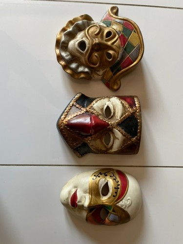 Anciens masques suspendre - 3, À