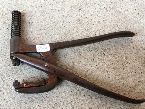 Old tool outil - ), /