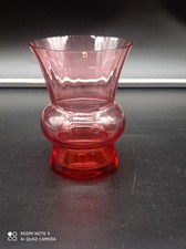 Vase en cristal de BACCARAT rouge modèle THISTLE  , signé  .