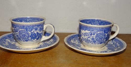 Tasses sous à - et,