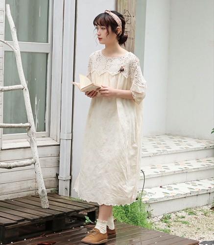 Robe brodée crochet retro