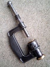 ANCIENNE BOUCHONNEUSE