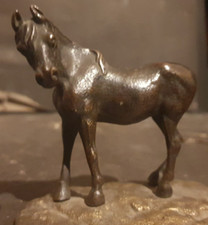 Une figurine en Bronze à patine Brune représentant un  Cheval