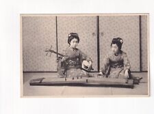 1086) JAPON - 2 x GEISHA avec instruments de musique - cithare, etc. ANCIEN !