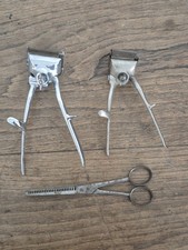 Lot D'ancien Outil De Coiffeur 2 Tondeuse Manuel + Une Paire De Ciseaux