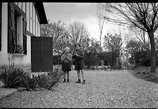 Deux petites filles soeurs jeux jardin cour - Ancien négatif photo an. 1950