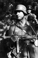 WW2 - Aviateur allemand avec un PM Schmeisser MP 40