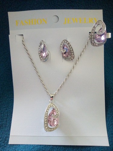 Parure bijoux fantaisie rose - bijoux,