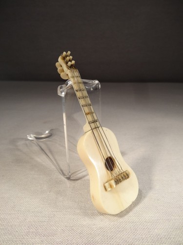 Ancienne petite guitare - ancienne,