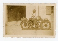 PHOTO SNAPSHOT, 727 LEI moto vintage bécane motocyclette casque voiture ancienne