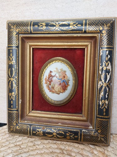 Cadre médaillon porcelaine